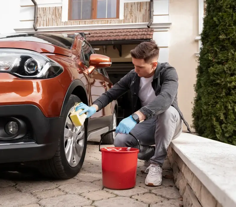 Lavage auto à domicile Plouër-sur-Rance : professionnel intervenant sur un véhicule